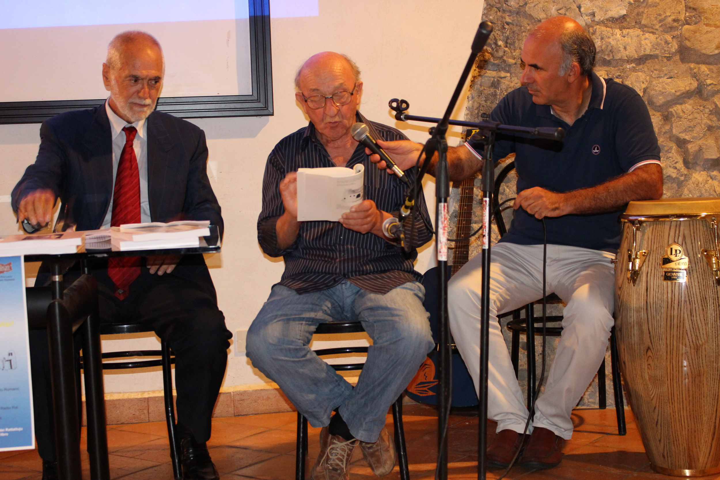Da sinistra: Vincenzo Luciani, Giardini Palmiro durante la lettura di una poesia, Marco Giardini